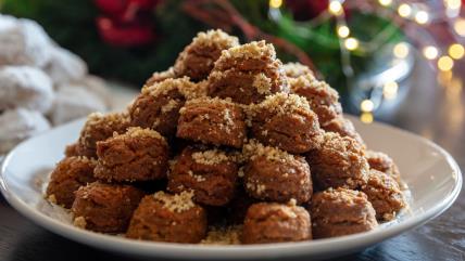 Melomakarona, grčki božićni kolači na tanjiru kod jelke