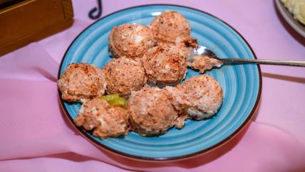 Najlepša urnebes salata sa pečenim paprikama na plavom tanjiru