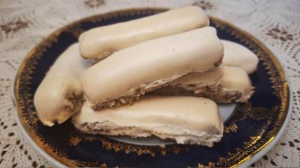 Starinske bele štanglice od oraha na tanjiru