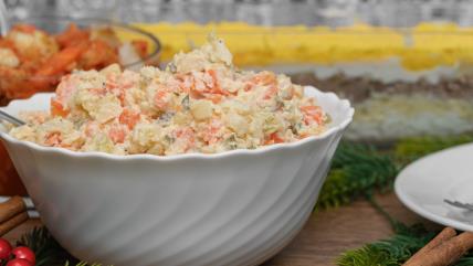 Francuska salata u činiji na stolu za Novu godinu