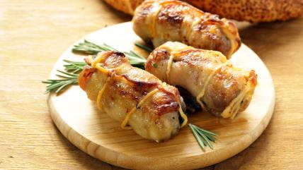 Rolovani pileći karabataci na dasci