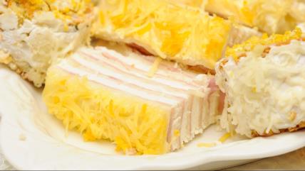 Slana rozen torta na tanjiru sa drugim predjelima