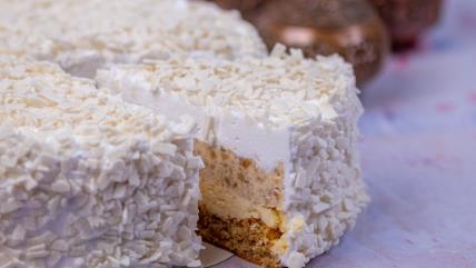 Bomba torta sa plazmom i orasima isečena