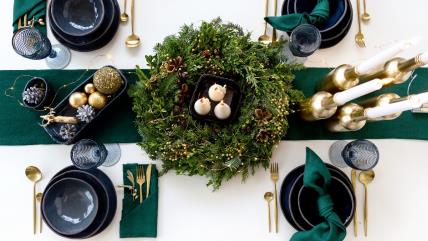 Novogodišnja zelena i zlatna dekoracija stola