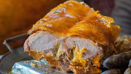 Svinjsko pečenje sa hrskavom zlatnom kožicom pored kobasica