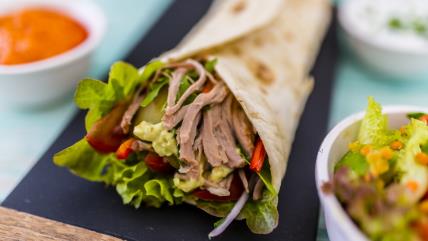 Tortilje sa pečenjem i kupus salatom