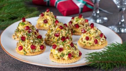 Jelkice od pileće salate sa kukuruzom i narom na belom tanjiru