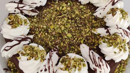 Dubai torta ukrašena čokoladom, šlagom i seckanim pistaćima