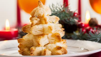 Žu-žu jelkica na tanjiru okružena prazničnom dekoracijom