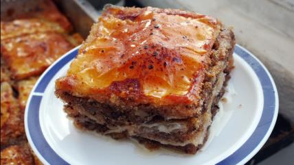 Slatka vojvođanska česnica na belo plavom tanjiru