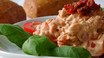 Vlaška salata od pečenih paprika i feta sira na tanjiru sa salatom i paradajzom