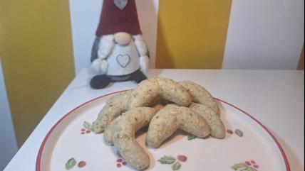 Vanil roščići sa golicom na prazničnom tanjiru pored figurice patuljka