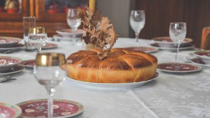 Česnica sa badnjakom na stolu za Božić