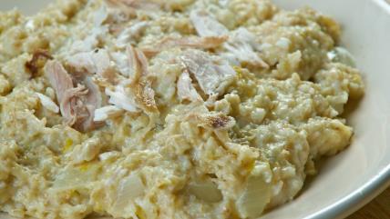 Ćešket sa pilećim mesom na belom tanjiru