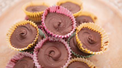 Šarene papirne korpice punjene istopljenom čokoladom