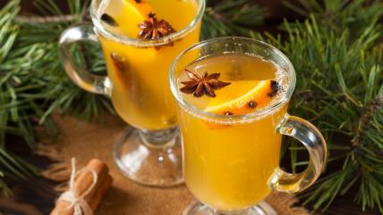 Kuvano belo vino u čašama sa anisom i kriškom pomorandže