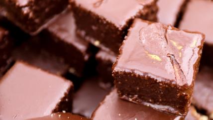 Brze minjon kockice sa džemom i orasima prelivene čokoladom