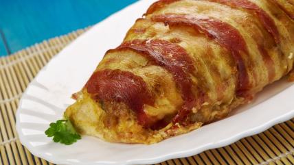 Veknica od mesa punjena sirom na belom poslužavniku