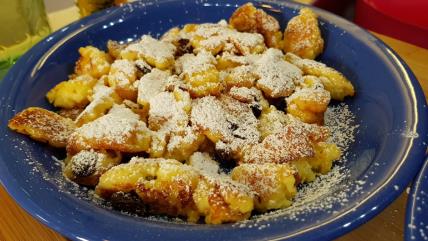 Kajzeršmarn na plavom tanjiru posut šećerom