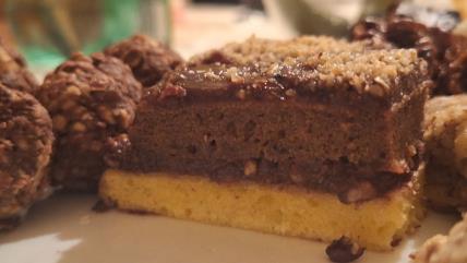 Kolač dan i noć na tanjiru sa sitnim kolačima