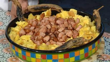 Koskovska barenica sa mesom u okruglom plehu na stolu