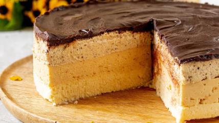 Pesak torta sa čokoladnom glazurom na drvenom poslužavniku