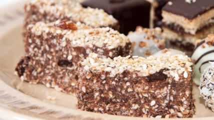 Štanglice sa susamom i čokoladom na tanjiru sa drugim sitnim kolačima