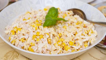 Kineska salata sa pirinčem u beloj činiji na stolu