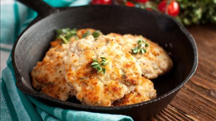 Ćureće pljeskavice u tiganju od livenog gvožđa