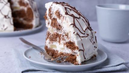 Parče pančo torte na tanjiru sa viljuškom na stolu