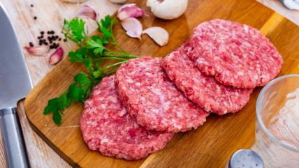 Sirove pljeskavice na drvenoj dasci