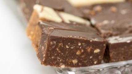 Bajadera na tanjiru sa sitnim kolačima