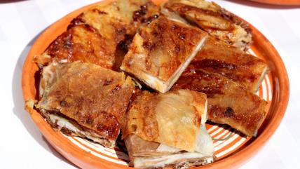 Svinjsko pečenje isečeno i posluženo na tanjiru