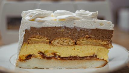 Parče Bingo torte na belom tanjiru