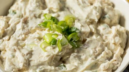 Goveđa salata sa senfom u činiji ukrašena prazilukom