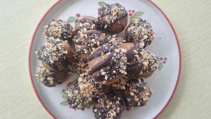 Snikers kuglice prelivene čokoladom na šarenom tanjiru