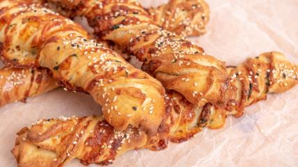 Lisnati štapići sa belim lukom i origanom na pek papiru