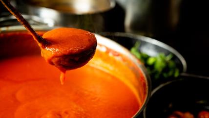 Paradajz sos u šerpi i kutlači