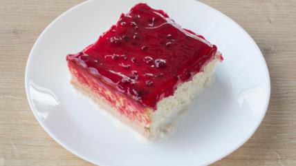 Tri leće sa malinama na belom tanjiru