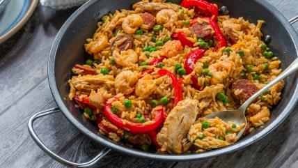 Paelja sa piletinom, škampima i kobasicom u tiganju