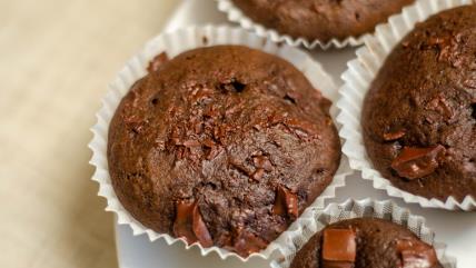 Čokoladni mafini u papirnim korpicama na tanjiru