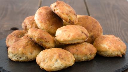 Pogačice sa čvarcima na dasci