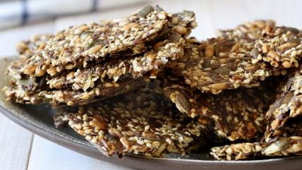 Krekeri od semenki na tanjiru