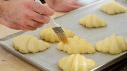 Premazivanje peciva jajetom