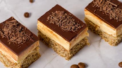 Čudo od jednog jajeta kolač preliven čokoladom