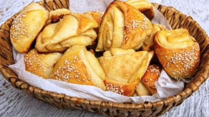 Kupus kifle sa susamom u pletenoj korpici