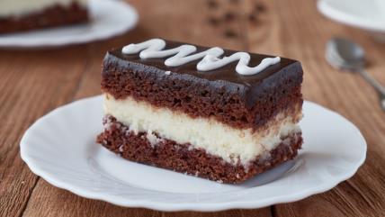 Parče neskvik torte na belom tanjiru na stolu