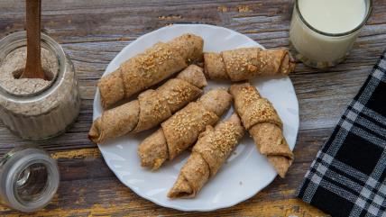 Brze kiflice od speltinog brašna na belom tanjiru na stolu