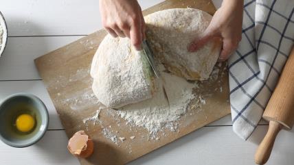 Sečenje testa na dasci sa brašnom