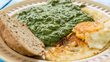 Sos od spanaća sa prženim jajima i hlebom na tanjiru